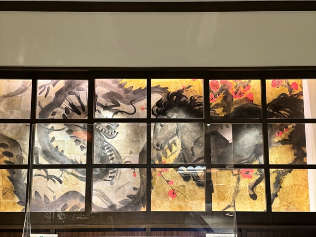 クロスホテル京都のアイコン的な龍と馬