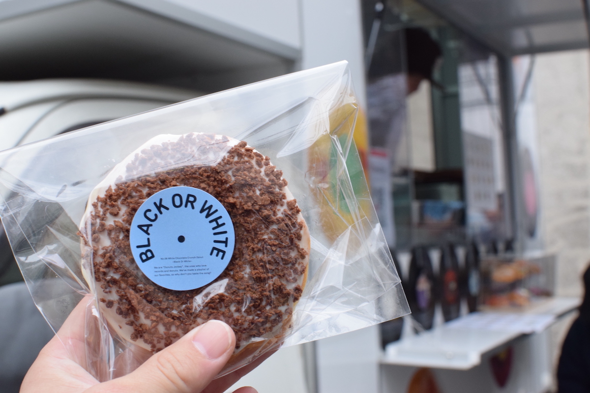 Donuts Jockey 「レコードショップのようなドーナツ専門店」渋谷　初台　ドーナツを手に持っているところ