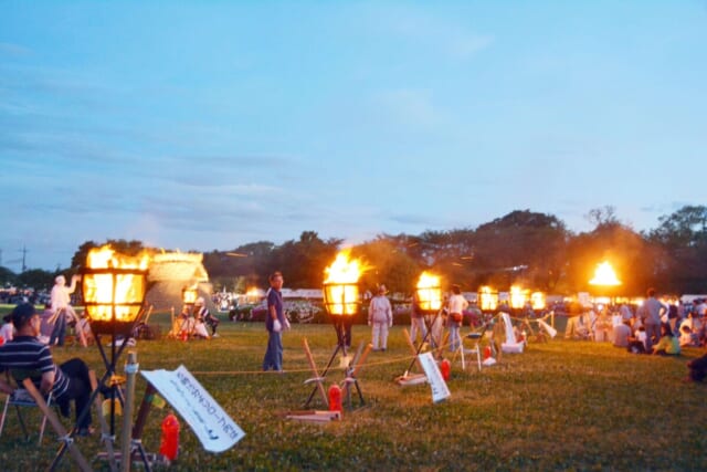 篝火がたかれる「さきたま火祭り」の会場