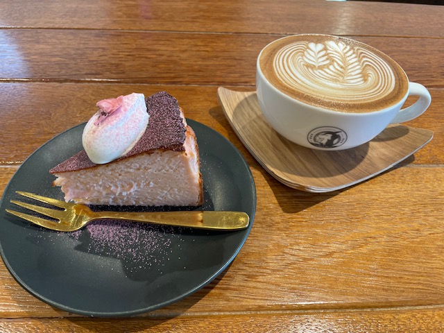桜のバスクチーズケーキとカフェラテ