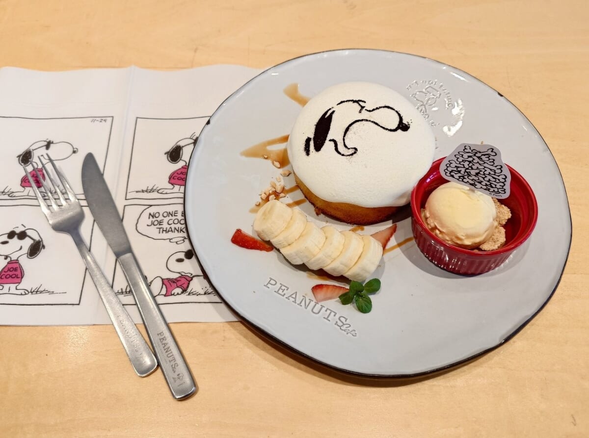 東京都町田市・「PEANUTS Cafe SNOOPY MUSEUM TOKYO」、「スヌーピーの“RARF RARF”パンケーキ」