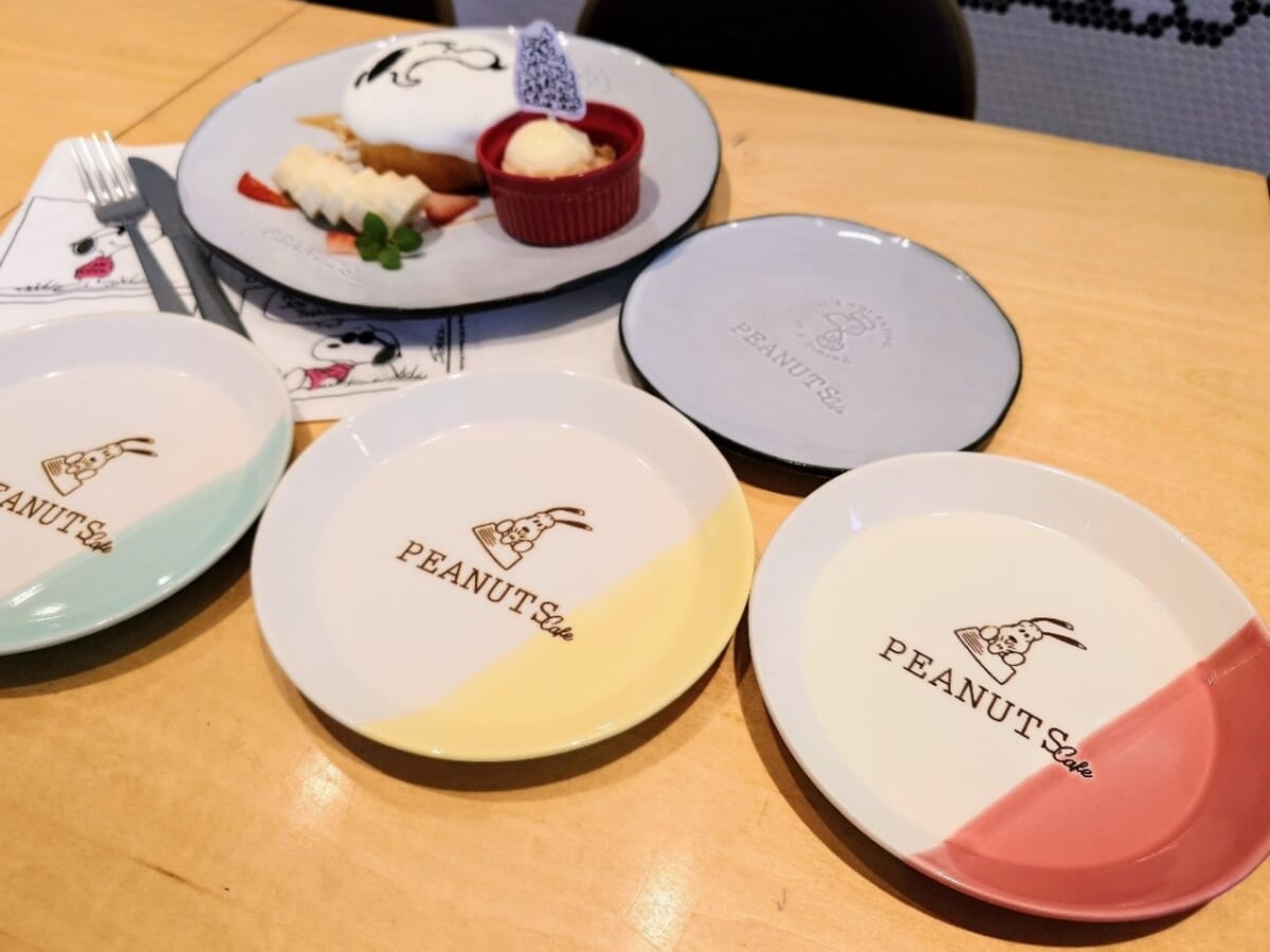 東京都町田市・「PEANUTS Cafe SNOOPY MUSEUM TOKYO」、「スヌーピーの“RARF RARF”パンケーキ」と取り皿