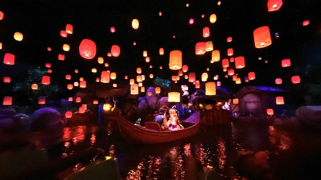 東京ディズニーシー「ラプンツェルのランタンフェスティバル」水面に映るランタン