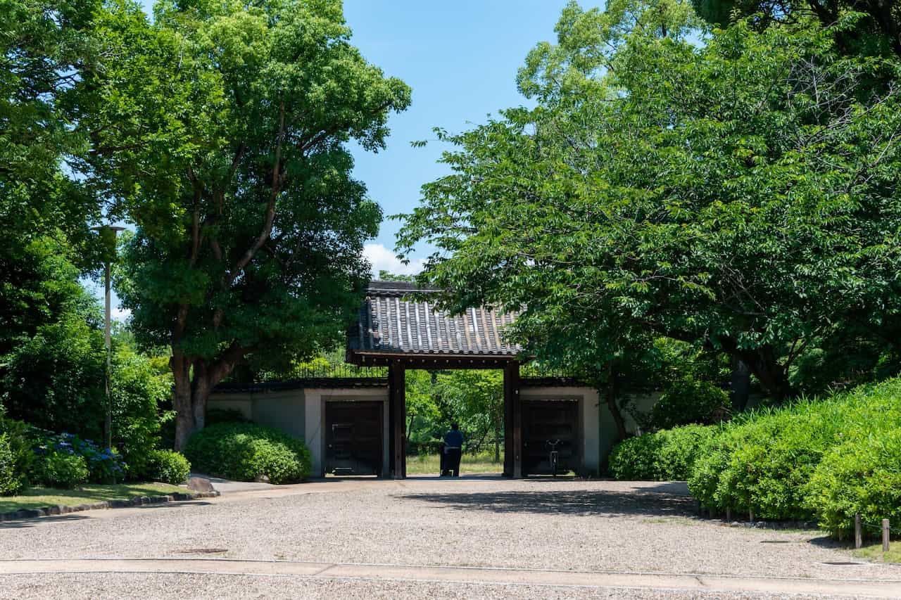 旧住友家の本邸の庭園「慶沢園」の門