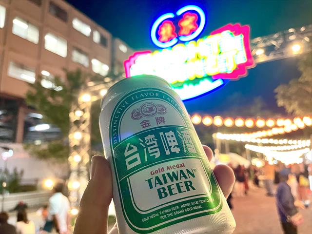台湾ビールとネオン看板