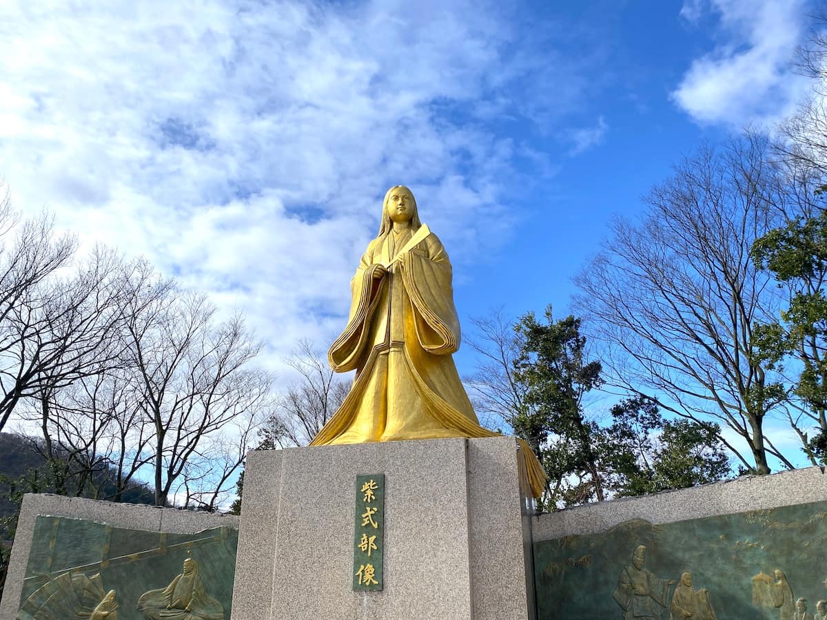 福井県　越前　黄金に輝く紫式部像がある「紫式部公園」