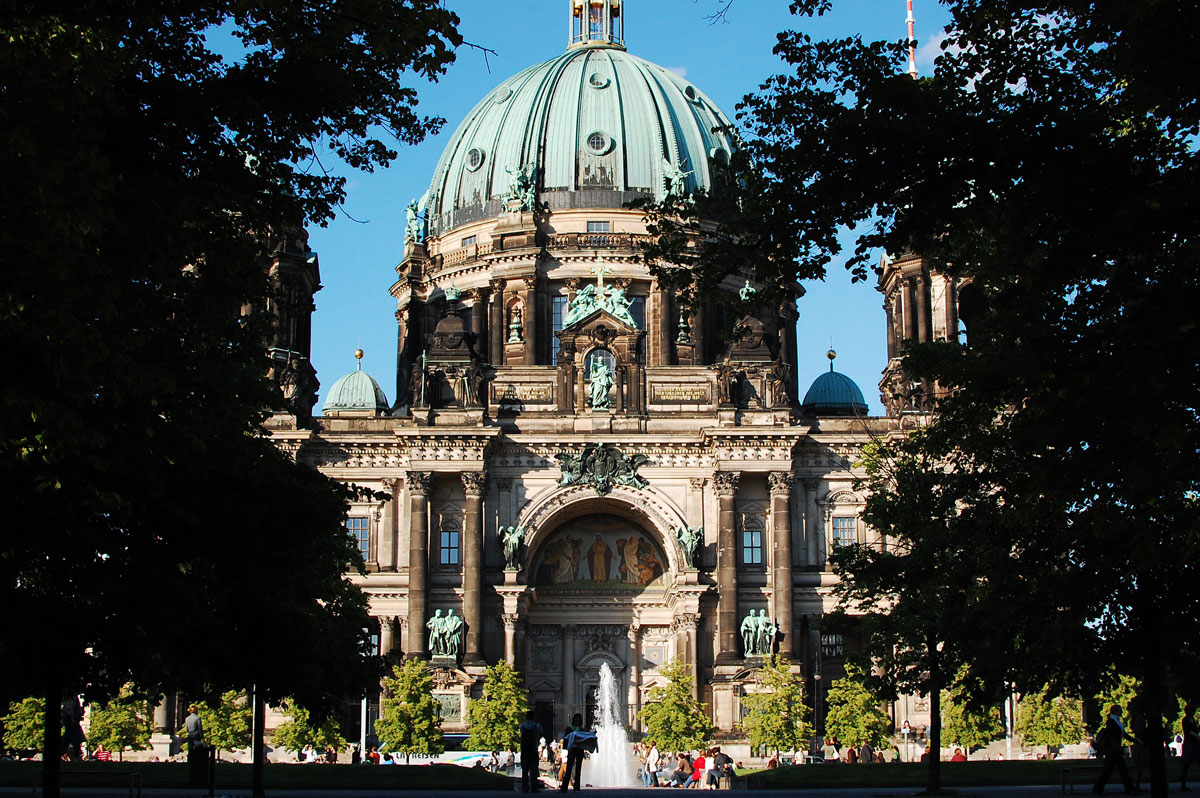 木の合間から見えるベルリン大聖堂