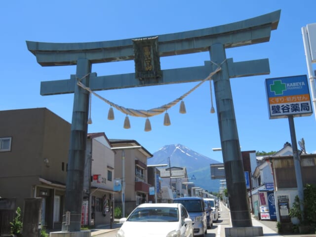 金鳥居の袂から望む富士山