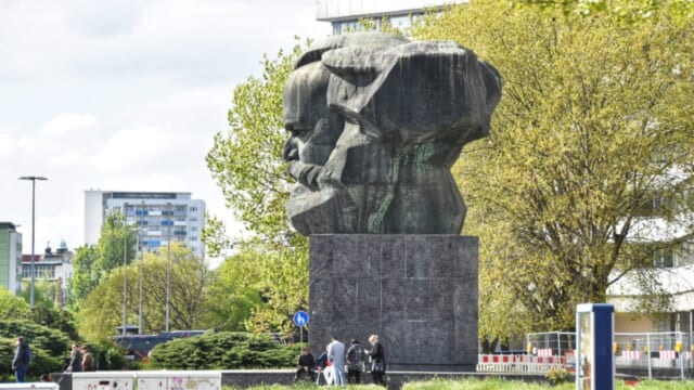 マルクスの巨大な顔面がエモすぎる。ある意味の「映え」が知的興味を