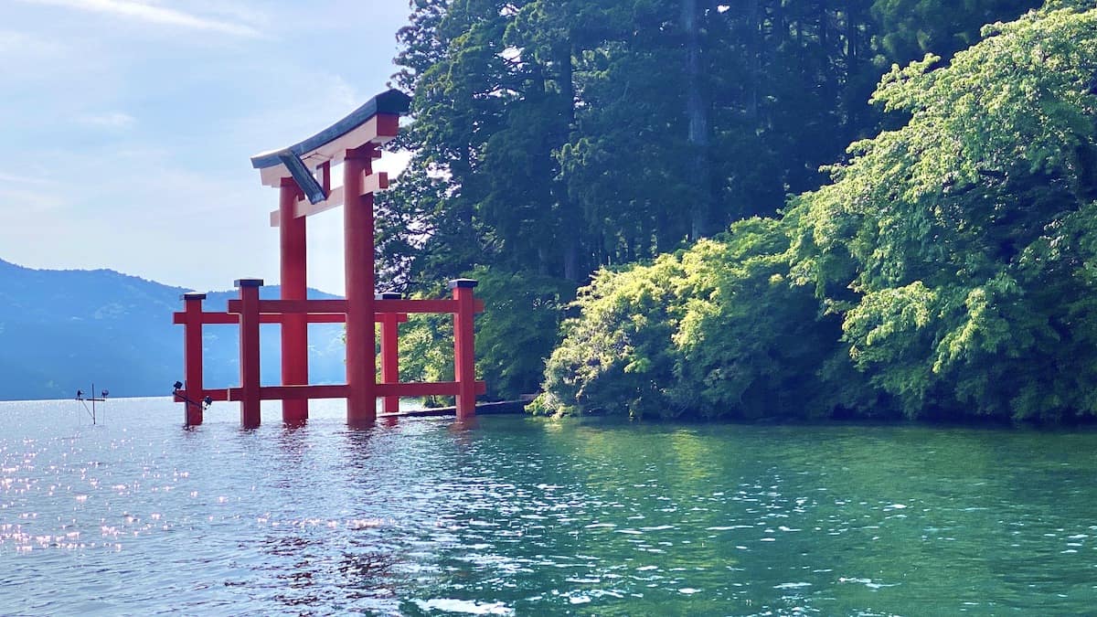 箱根　芦ノ湖　スワンボート　箱根神社　鳥居が近づいてきた