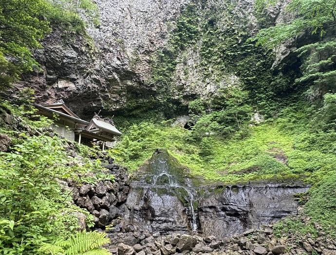 「壇鏡神社」と滝
