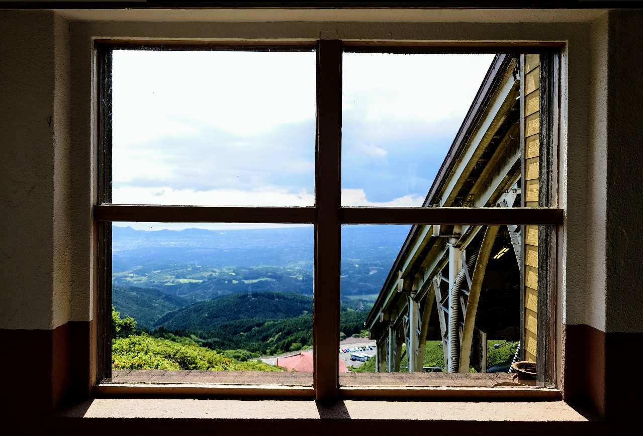 静岡県田方郡・「箱根十国峠」十国峠山頂駅の窓からの眺め