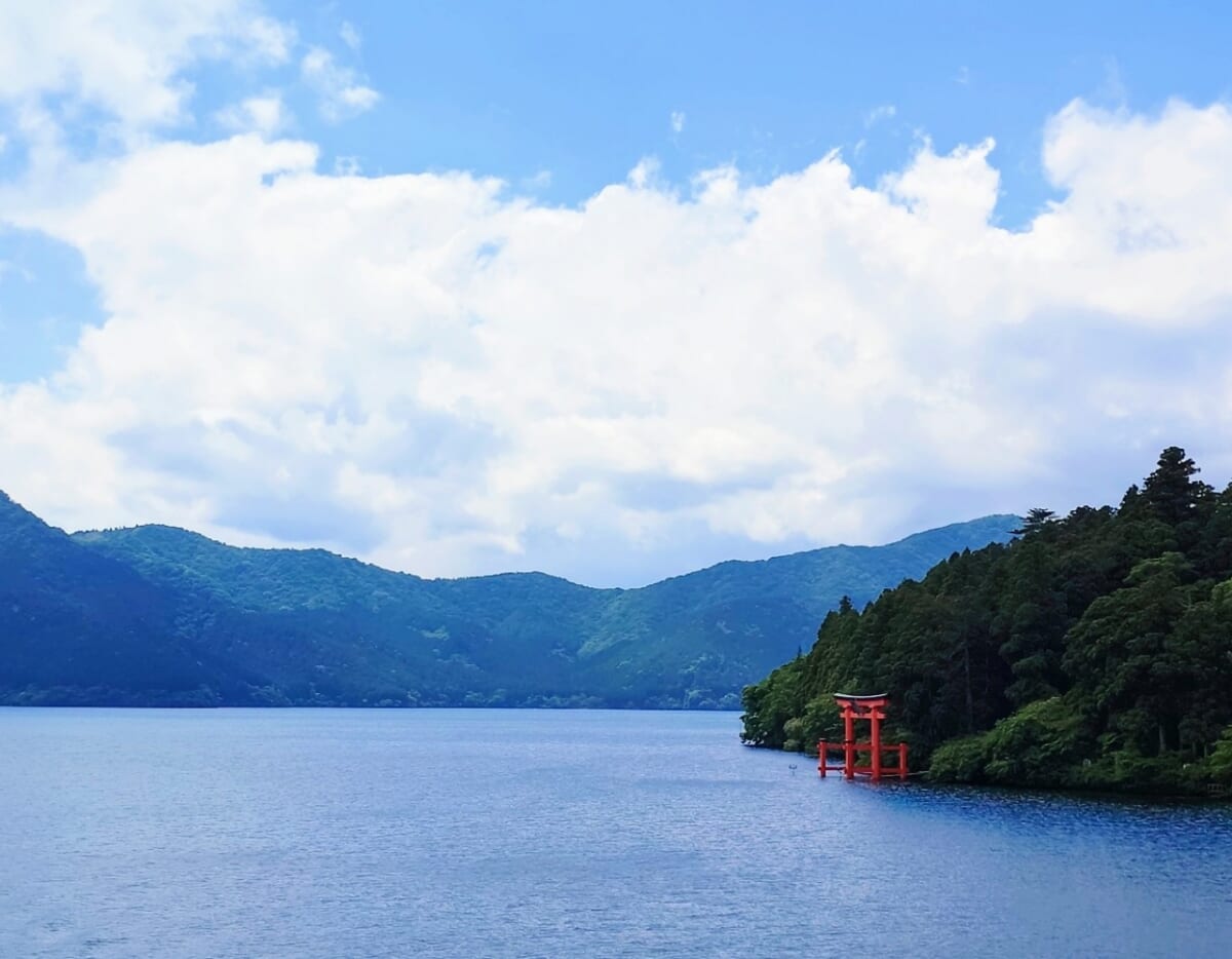 神奈川県足柄下郡・「箱根遊船 SORAKAZE」平和の鳥居周辺の眺め2