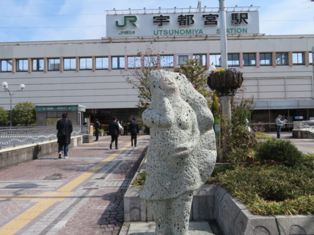 JR宇都宮駅の西口に設置される餃子の像