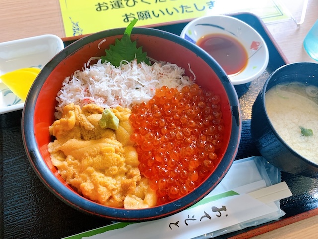 ウニとかにといくら丼