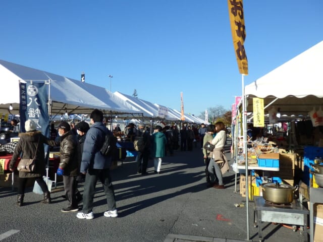 広場に姿を現す露店