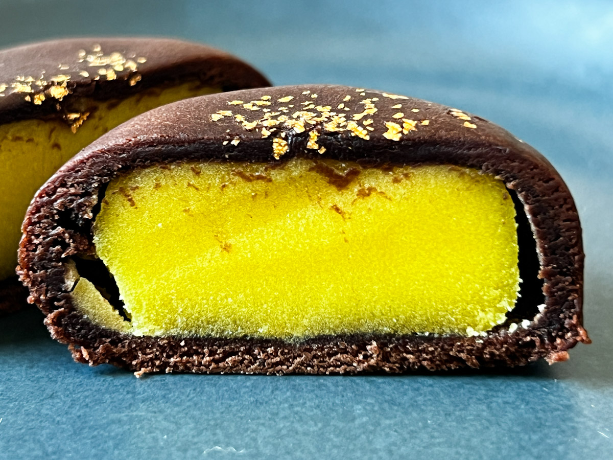 チョコレート生地の中には、黄色い黄味餡が