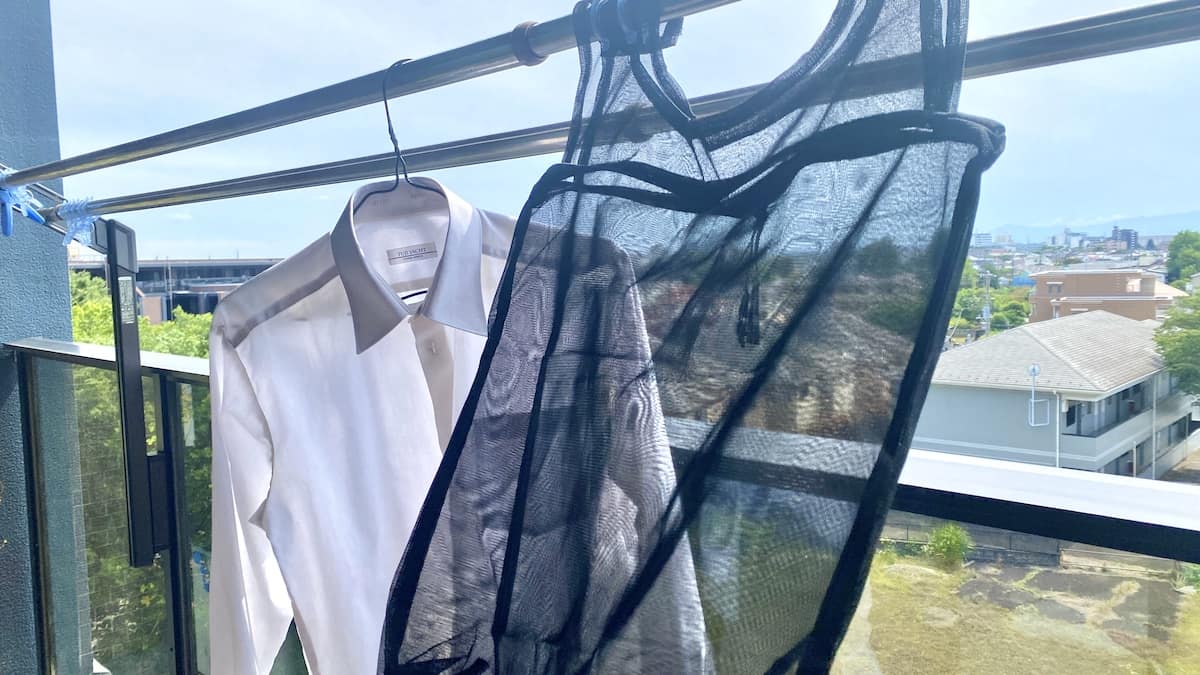 ダイソー　旅の持ち物　洗濯ネット（細目、メッシュバッグ型）ベランダで干しているところ