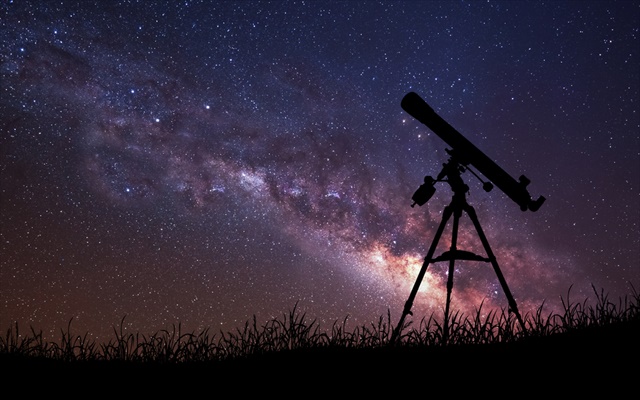星空を見上げる天体望遠鏡