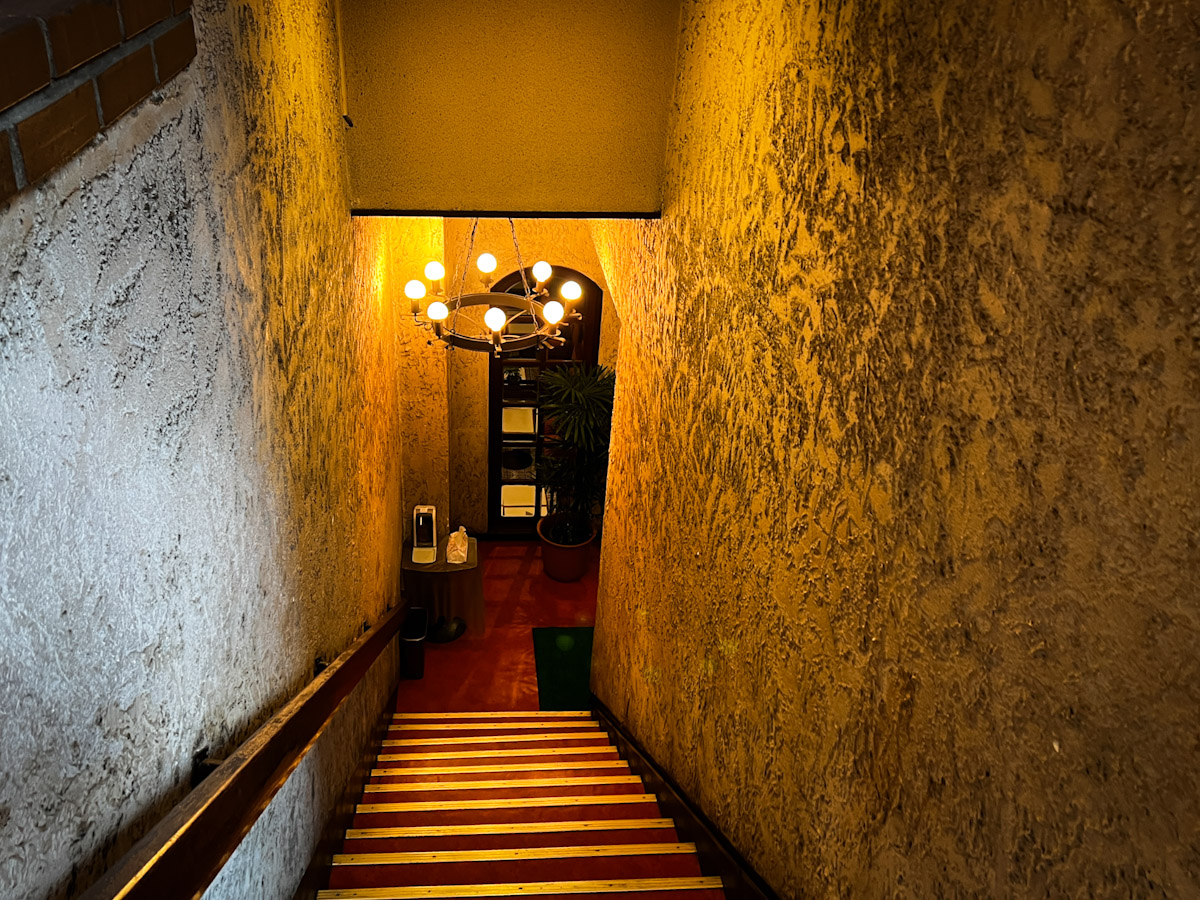 薄暗い「名曲・珈琲　新宿らんぶる」の地下への階段
