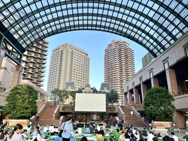 夕暮れ時には埋まり始める芝生