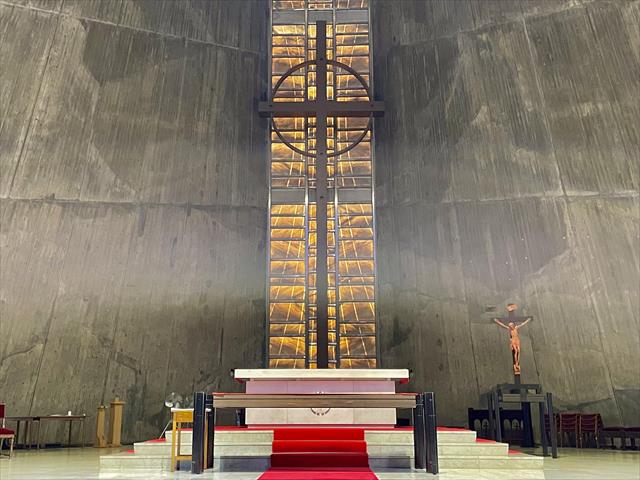 祭壇　16mの十字架