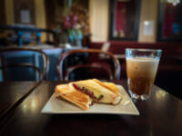 「ローヤル珈琲店」のコンビーフチーズのホットサンド
