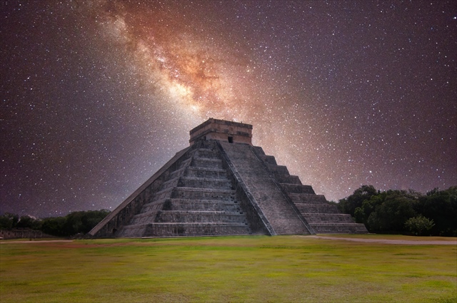 マヤ文明のピラミッドと星空