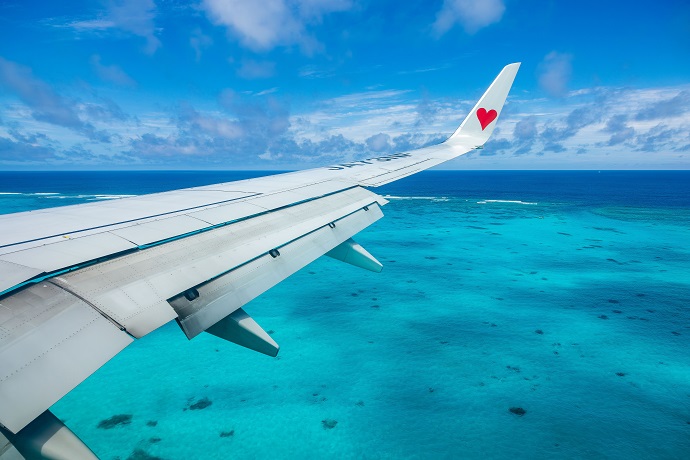 宮古島上空を飛ぶスカイマーク機内から見た景色