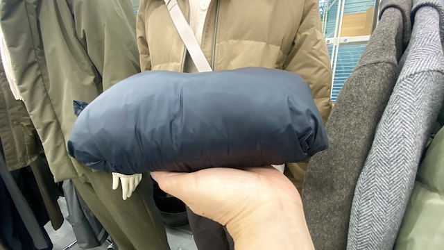 無印良品　新商品　軽量ダウンノーカラージャケット（帯電防止裏地）黒　コンパクトにまとめてみたところ　携帯用