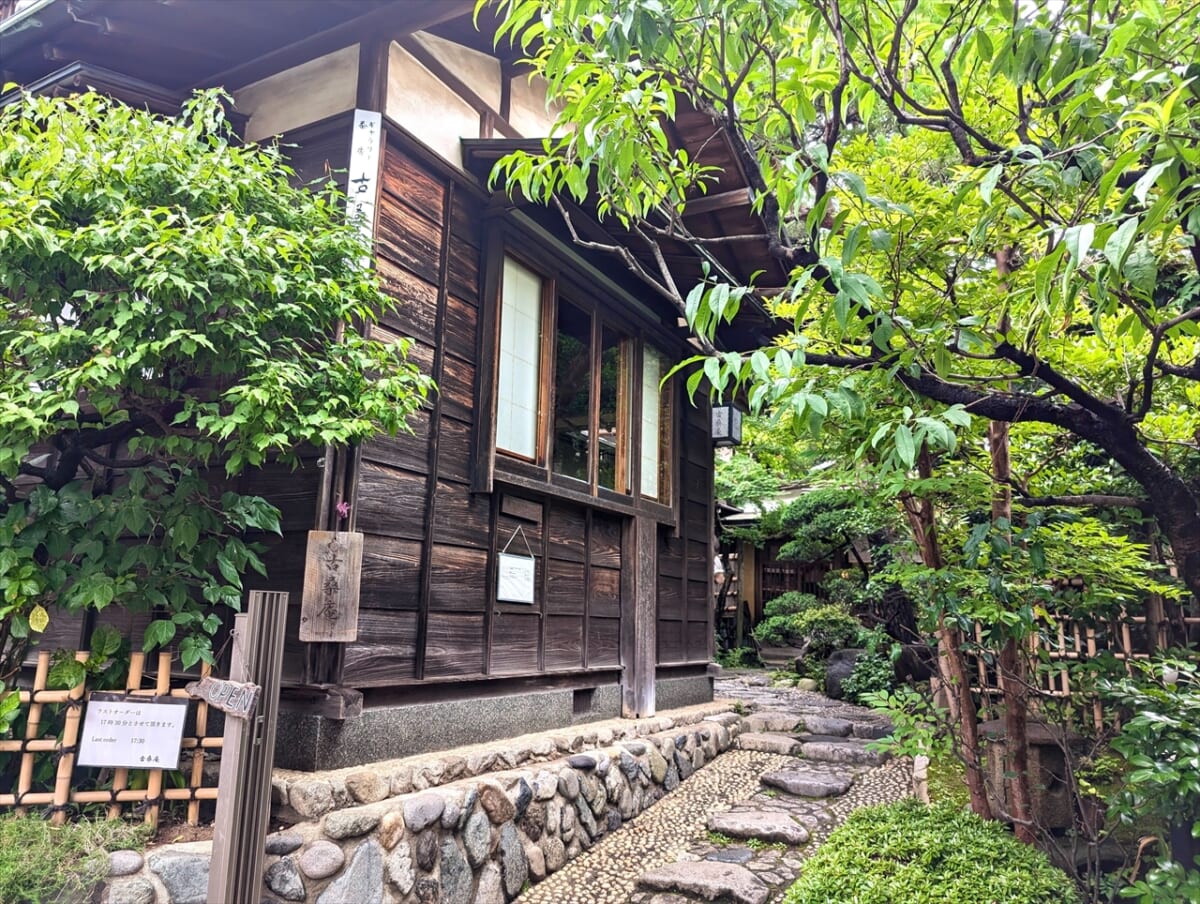 【自由が丘に佇む古民家茶房「古桑庵」】お座敷で風情ある日本庭を眺めながら甘味を楽しむ癒やしの時間