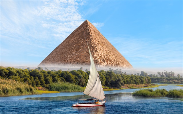 ギザの三大ピラミッド　と船