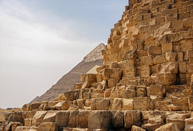 ギザの三大ピラミッドの側面