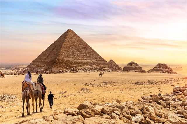 ギザの三大ピラミッドとラクダ