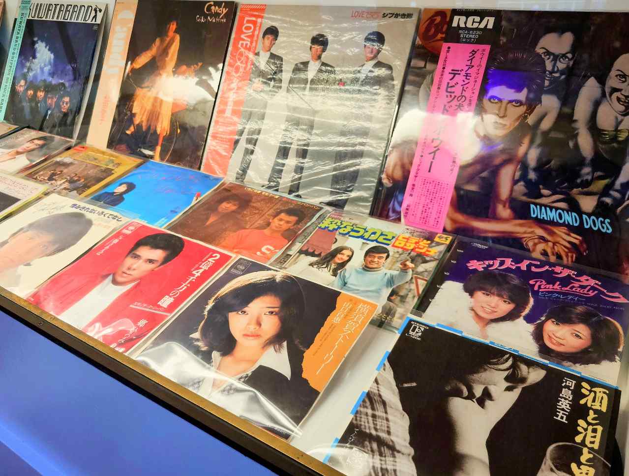 神奈川県横浜市・「PIER21 MUSIC CAFE & BAR」店内のアナログレコード