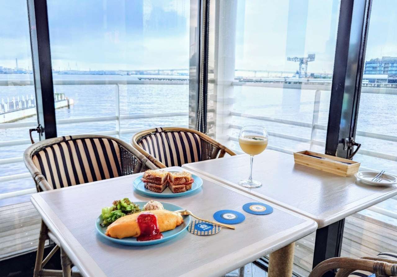 神奈川県横浜市・「PIER21 MUSIC CAFE & BAR」お食事と海の光景