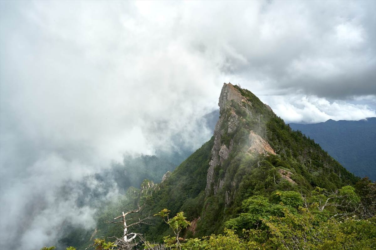 【願い事成就のパワースポット「石鎚山」】開山にまつわる伝説や見どころ、おすすめの登山コースも！