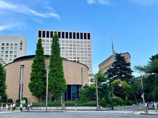 四ツ谷駅出口すぐからの眺め