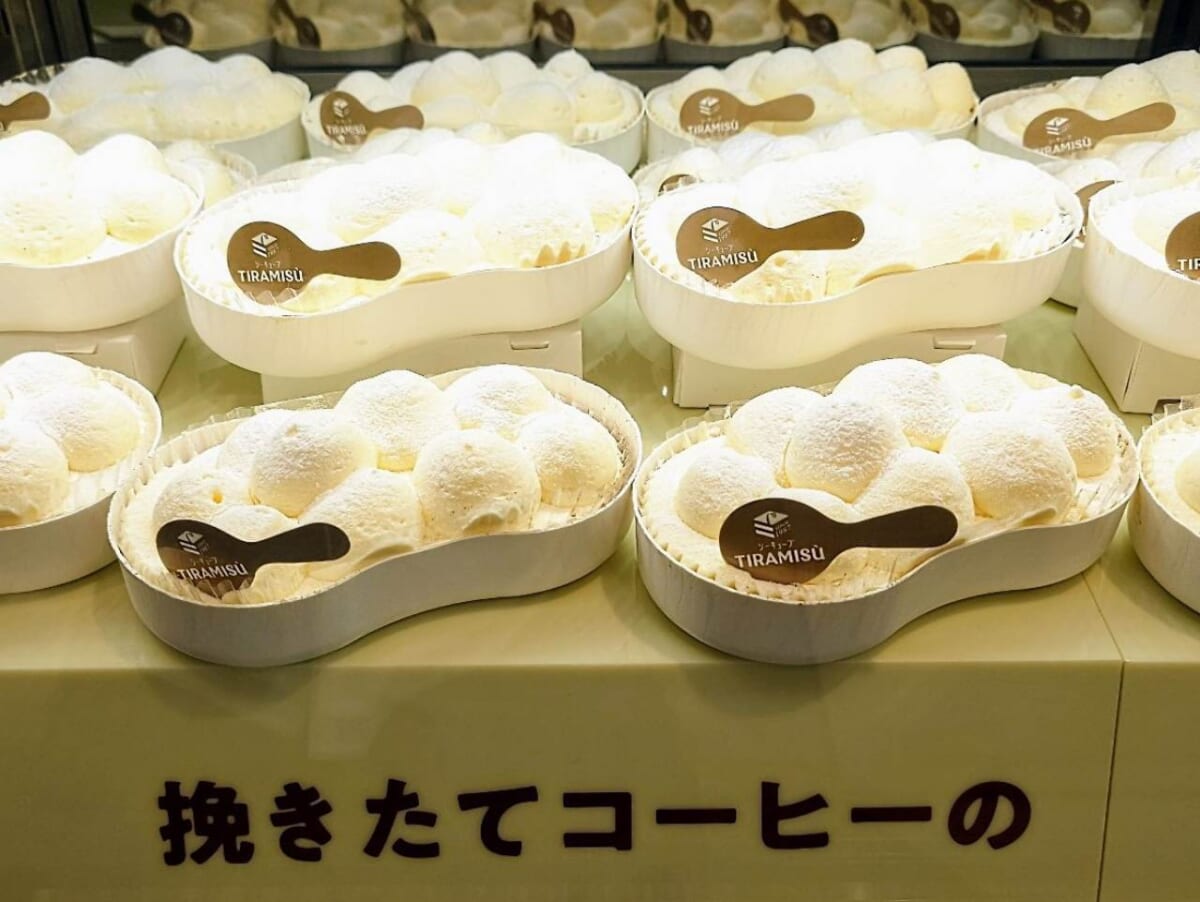 東京都千代田区・JR東京駅ティラミス専門店「シーキューブTIRAMISÙ」ギフパレ限定「ホワイトティラミスラテ」ディスプレイ