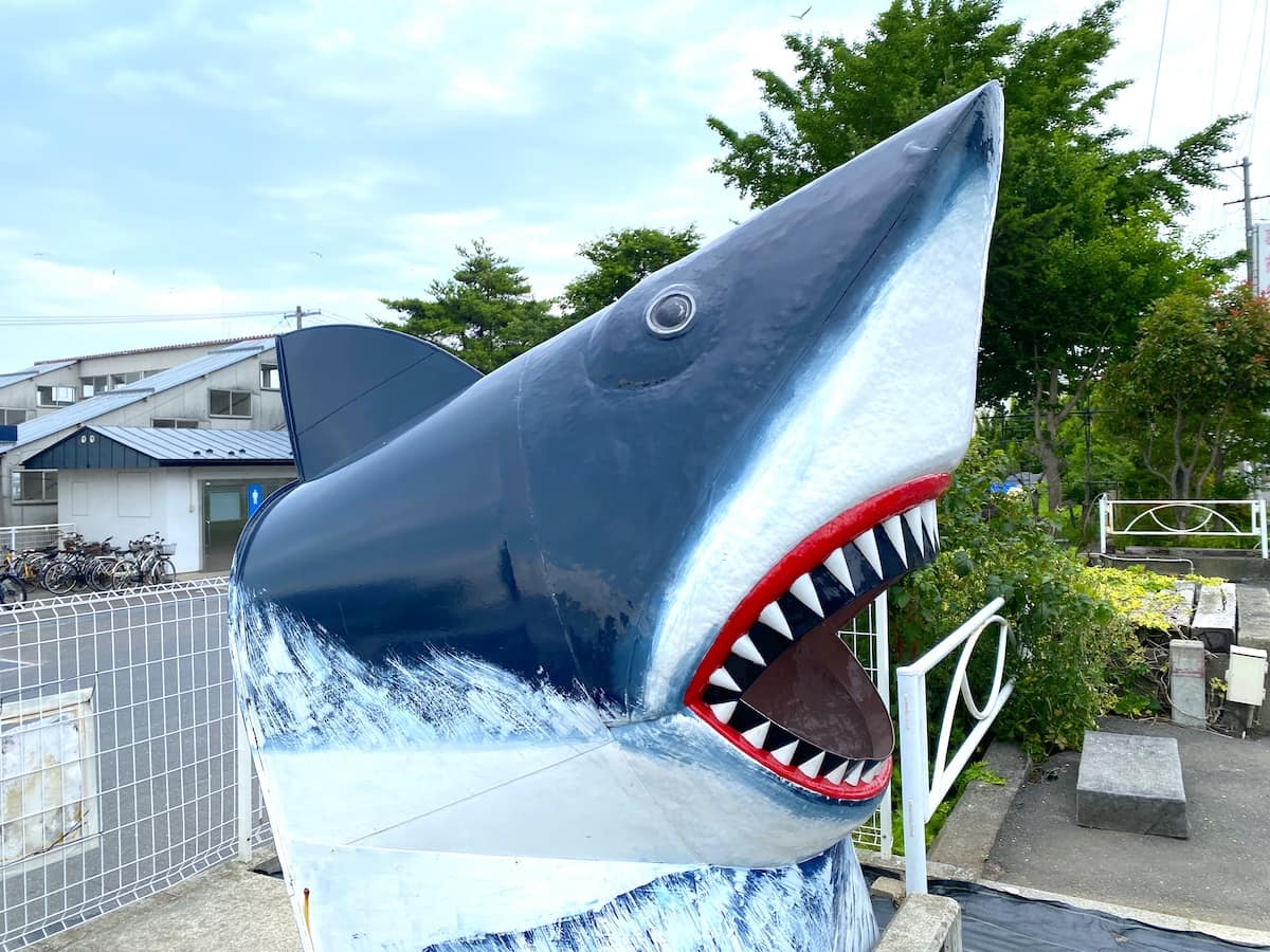 JR八戸線鮫駅　サメのオブジェ　横から見たところ