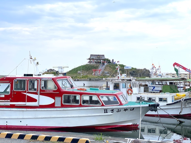 青森県八戸市鮫町　蕪嶋神社　蕪島　船　遠景