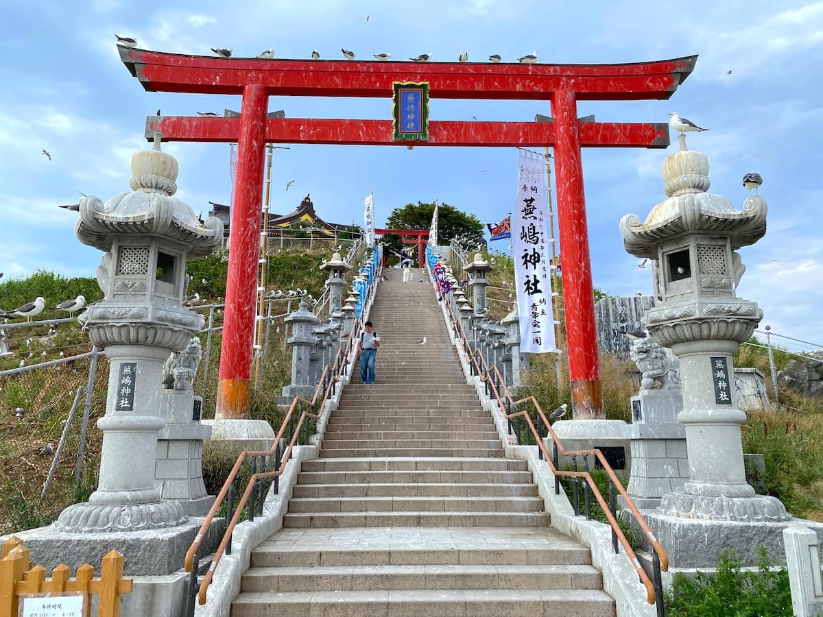 青森県八戸市鮫町　蕪嶋神社　蕪島　鳥居　絶景