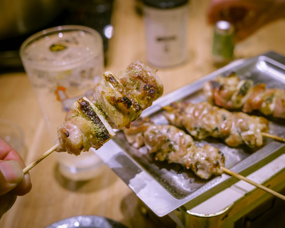 【怪しい階段の先はご当地居酒屋！】焼き鳥と佐賀のがばいうまかぁ！がそろう新宿の貴重な一軒