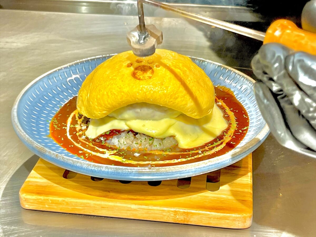 【博多の大行列店が渋谷に！】とろとろの卵がたまらないハンバーグオムライス「いくら」