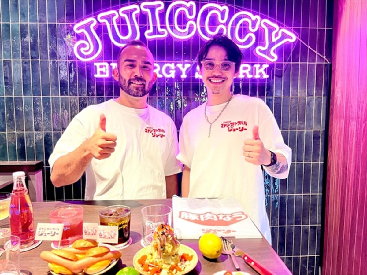 【ジューシーな豚肉がたまらない！】立ち飲みバル「JUICCCY」｜渋谷サクラステージにオープン