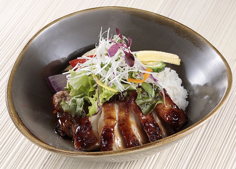 福岡県産はかた地どりの香り焼き丼～全国応援野菜もご一緒に～