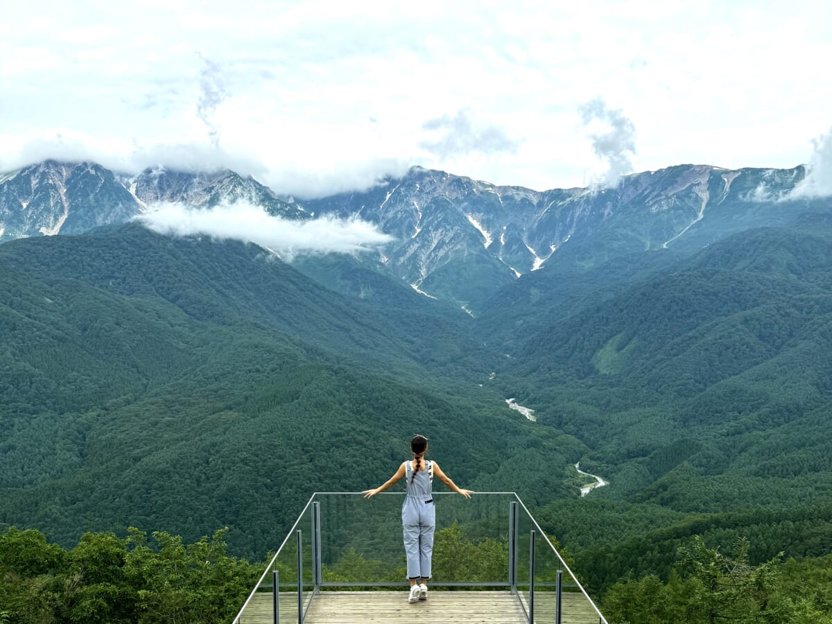 大人気の絶景テラス「白馬マウンテンハーバー」のフォトスポットに立つ女性