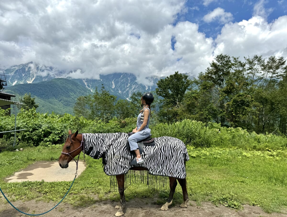 白馬「リード付きの体験乗馬」中の女性