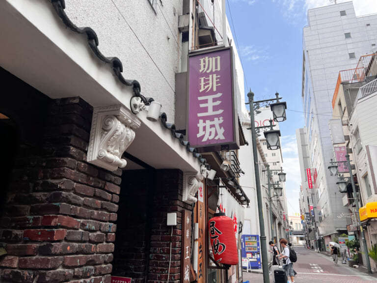 分厚いトーストが名物の小さな 純喫茶「珈琲 王城」【東京レトロ喫茶モーニング】 | TABIZINE~人生に旅心を~
