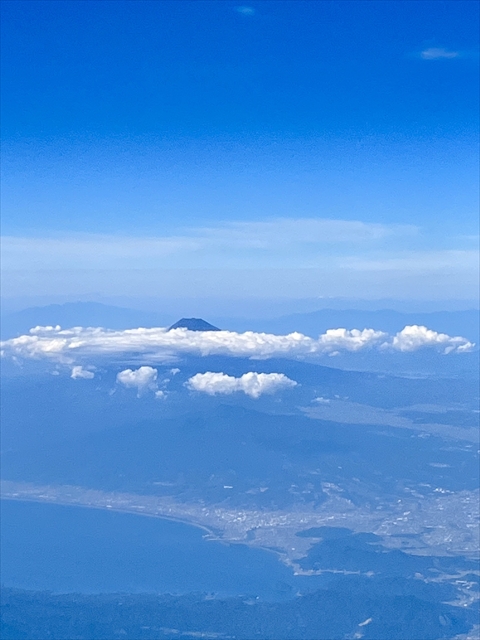 大阪発羽田行き 飛行機から見た富士山　